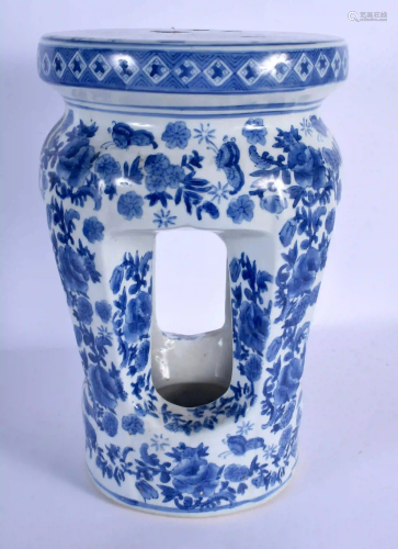 A CHINESE BLUE AND WHITE PORCELAIN SEAT 20th Century.