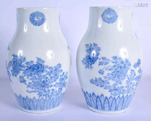 A LARGE PAIR OF 19TH CENTURY JAPANESE MEIJI PERIOD