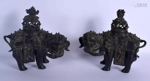 A PAIR OF 17TH/18TH CENTURY CHINESE BRONZE CENSE…