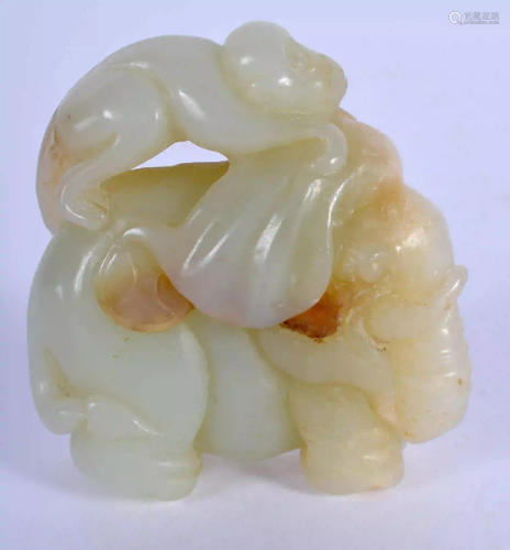 AN EARLY 20TH CENTURY CHINESE CARVED GREEN JADE