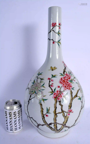 A LARGE CHINESE FAMILLE ROSE PORCELAIN VASE 20th