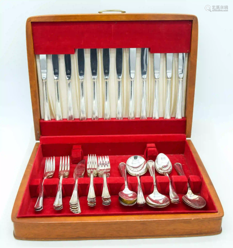 A Boxed stainless steel cutlery set 39 x 30cm.