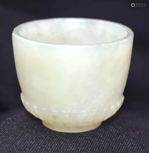 A carved jade cup 4 x 3 cm.