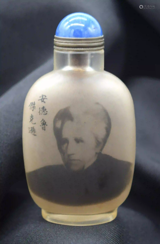 A Chinese glass snuff bottle with Calligraphy and a