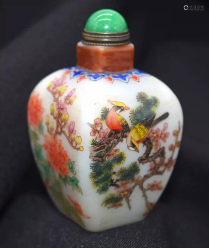 A Chinese glass snuff bottle decorated with birds and