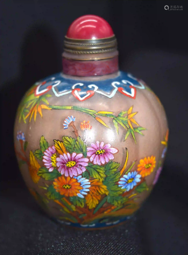 A Chinese glass snuff bottle decorated with insects and