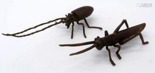 A Japanese small bronze Crass hopper and a beetle 14cm