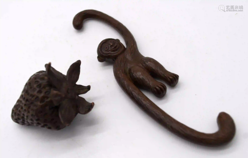 A Japanese small bronze strawberry and a monkey 15cm