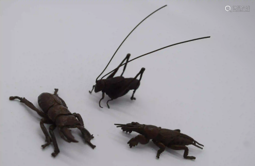 A Japanese small bronze group of insects 6cm (3).