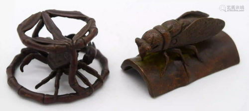 A Japanese small bronze crab pot and a locust 6.5 cm