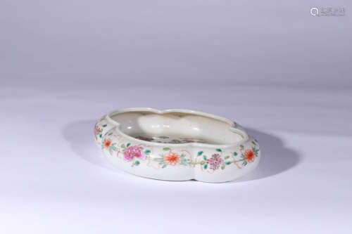 A Famille Rose Flower Porcelain Basin