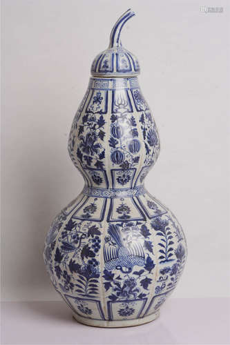 A Blue and White Flower Porcelain Gourd-shaped Vase with a Cover