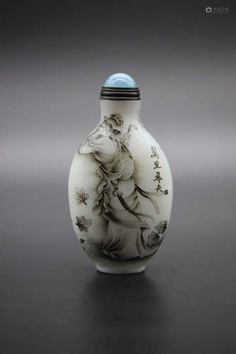 A Patterned Porcelain Snuff Bottle