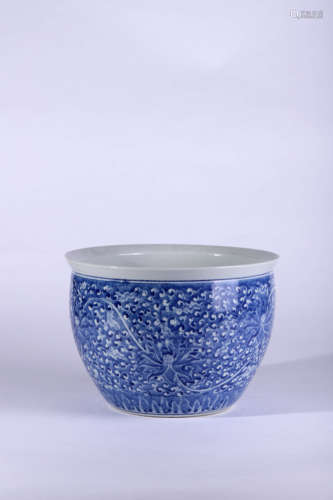 An Interlocking Lotus Porcelain Vat