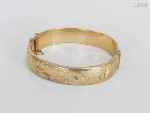 A 9ct gold hinged bangle