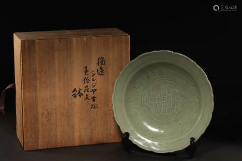 龍泉葵口盤 A Chinese Longquan Porcelain Plate 15th