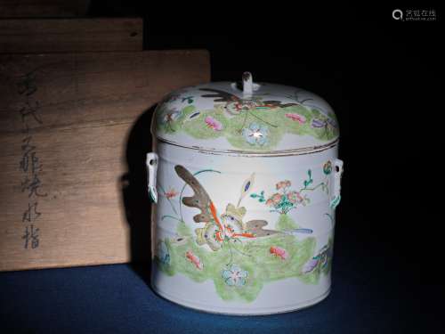 粉彩花蝶蓋罐 水指 A Chinese Famille Rose Porcelain Jar