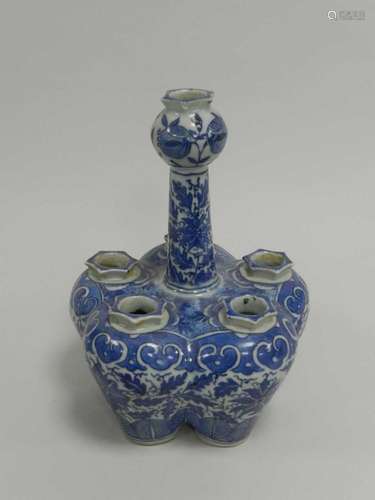 A Chinese blue and white porcelain tulip vase, 19th century, with bulbous neck surrounded by five