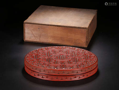 CHINESE LACQUER COVER BOX WITH RAFIITO DESIGN