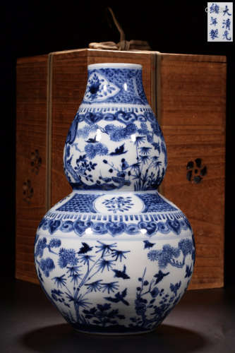 CHINESE BLUE AND WHITE GOURD BOTTLE