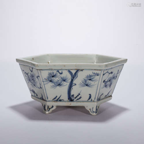 CHINESE BLUE AND WHITE FLOWER POT