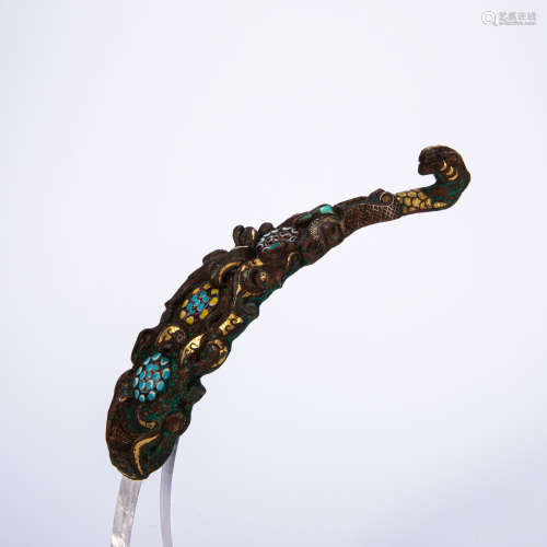 CHINESE BELT HOOK INLAID WITH GOLD AND COLORED GLASS