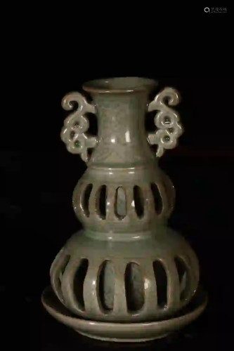 CHINESE â€œYUE-KILNâ€CELADON-GLAZED VASE