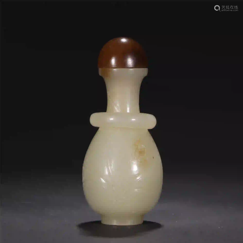 CHINESE HETIAN JADE SMALL VASE AND COVER