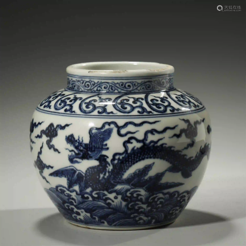 CHINESE BLUE AND WHITE PORCELAIN DRAGON JAR