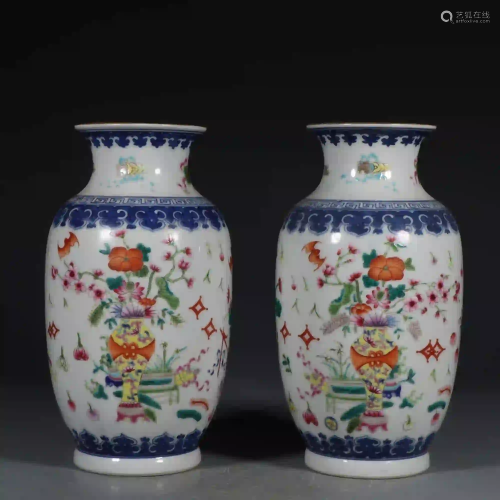 CHINESE A PAIR OF FAMILLE-ROSE PORCELAIN VASES
