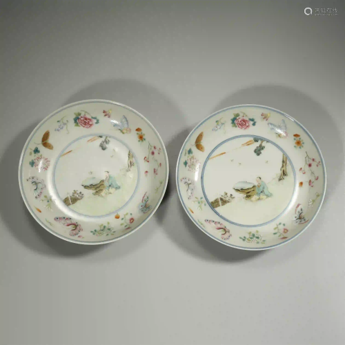 CHINESE A PAIR OF FAMILLE-ROSE PORCELAIN PLATES