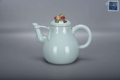 青釉堆雕茶壶