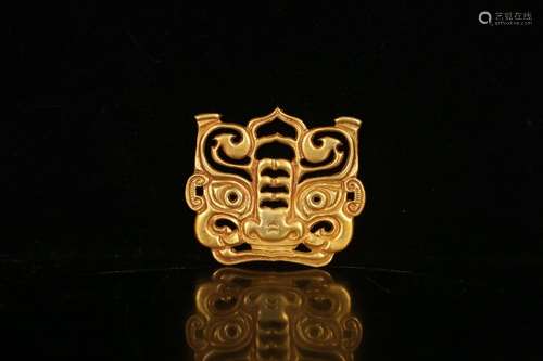 A Gold Beast Carving Pendant