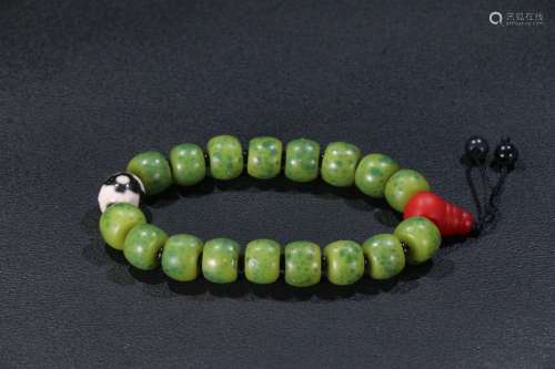 A Green Colored Glaze Bracelet