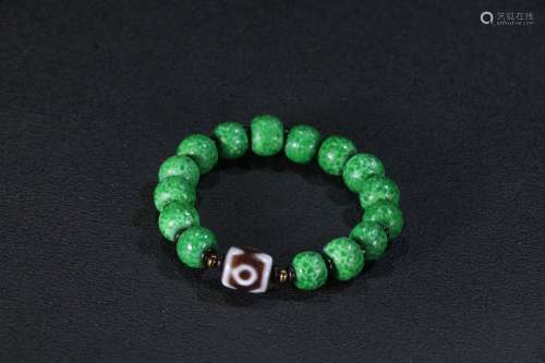 A Green Colored Glaze Bracelet With Three-Eye Dzi