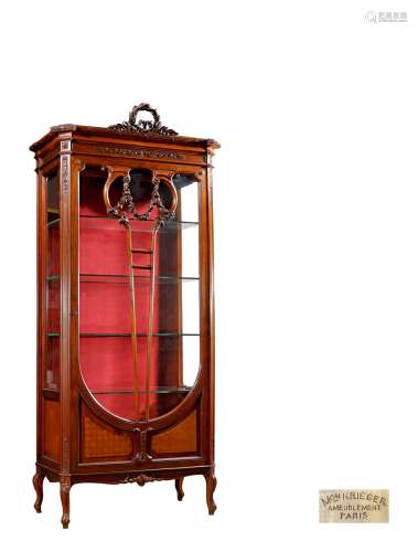 十九世纪制 梅森•克里格（Maison Krieger）路易十六风格立体花环饰胡桃木展示柜