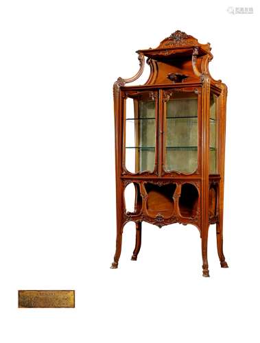 十九世纪制 格里玛德（GRIMARD）路易十六风格胡桃木镂空雕花展示柜