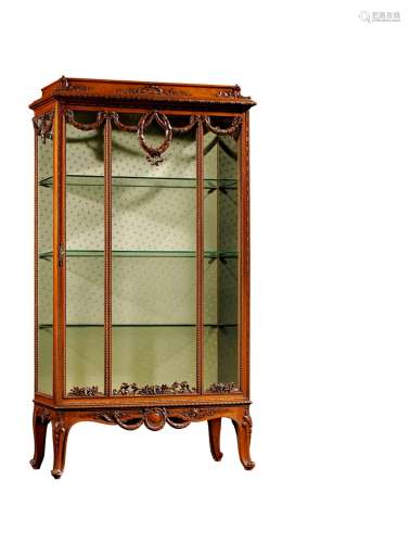 1890年制 法国胡桃木花环藤叶饰展示柜