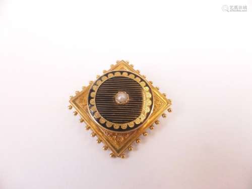 Broche carrée en or jaune 750 millièmes et émail, centrée d'une demi perle (Poids brut hors attache en métal : 4,9 g) (petites usures à l'émail)
