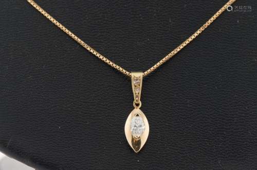 Pendentif en or jaune 750 millièmes orné d'un diamant taille navette de 0,56 ct, avec une chaîne en or jaune 375 millièmes à mailles vénitiennes (Poids brut total :4,1 g) Diamant de 7,33 x 4,25mm, VVSII