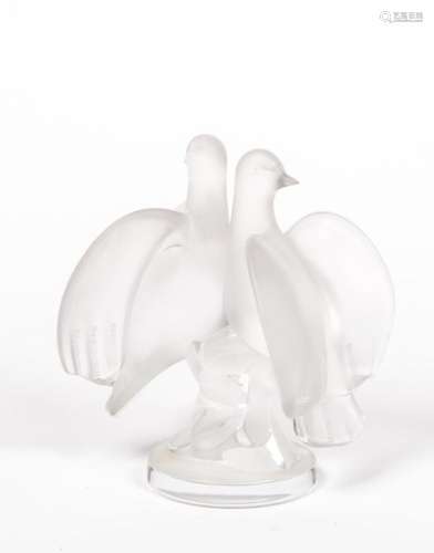 LALIQUE France. Couple de colombes en cristal moulé-pressé en partie satiné, sur une base circulaire, signé (21 x 17 x 12 cm)