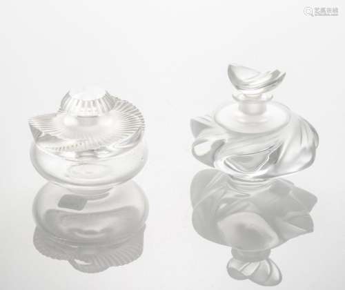 LALIQUE France. Lot de deux flacons en verre moulé pressé en partie dépoli : modèle 