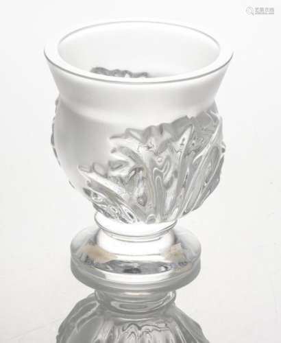 LALIQUE France. Vase sur piédouche en verre moulé pressé satiné, modèle Saint-Cloud, à décor de feuilles d'acanthes, signé au revers (H : 11,5 cm)