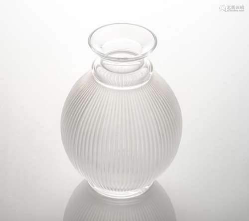 LALIQUE France. Vase ovoïde en cristal satiné, la panse cotelée. Signé au revers (H : 19 cm)