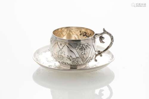 Tasse et sous-tasse en argent, à décor de rinceaux de fleurs. Orfèvre : Edmond Molle, actif entre 1898 et 1919 (Poids total : 130 g)