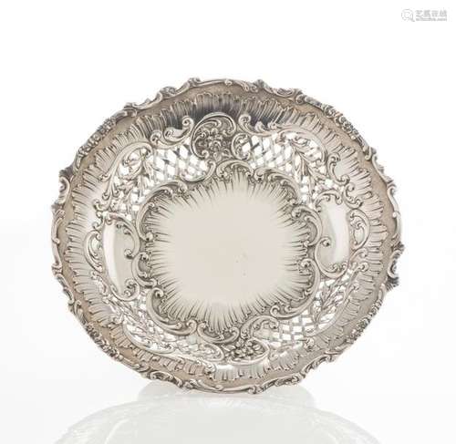 Corbeille circulaire en argent, poinçon Minerve, à décor Rocaille, les ailes ajourées. Orfèvre Henri Gauthier (actif entre 1902 et 1920) (Poids : 425 g) (Diam : 23 cm)