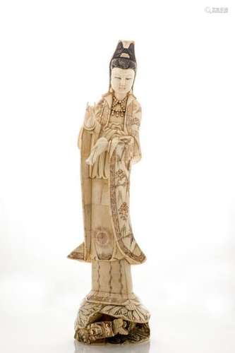 Grande Guanyin en os sculpté et placage d'os, debout sur une base à décor de feuilles de lotus et d'un dragon, signature au revers. Chine, milieu XXe (H : 57 cm)