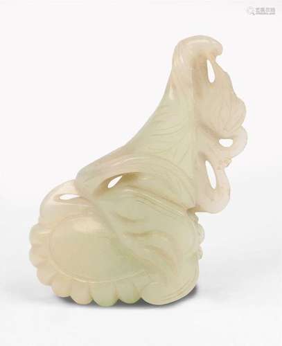 Jade sculptée figurant des fleurs. Chine, fin XIXe siècle (H : 9 cm) (petites égrenures)Expert : Cabinet Ansas et Papillon