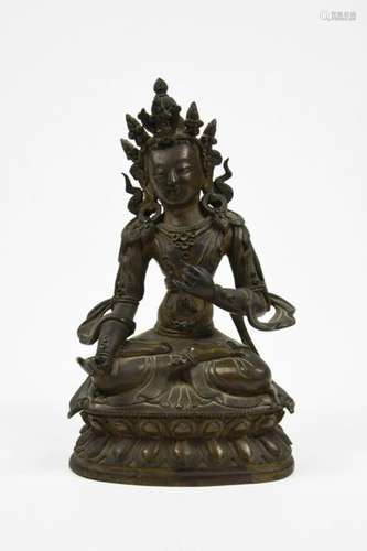 Sujet en bronze de patine brune anciennement doré, représentant un Bodhisattva assis en padmasana sur un double lotus, paré de bijoux et couronné d'une tiare à cinq fleurons, le bras droit abaissé, le gauche replié devant la divinité, les deux mains en vitarka-mudra, geste de l'argumentation. Base non scellée. Tibet, XVIIIe-XIXe siècle. H. 19,8 cm Provenance : Collection du Baron de M., administrateur des Douanes en Chine dans les années 1920. Puis par descendance.Expert : Cabinet Ansas et Papillon Pour participer aux enchères du lot 80 une caution sera demandée.To bid on this lot 80, a deposit will be required.Pas d'enchères en LIVE / No bid in Live