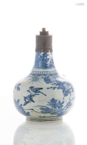 Vase globulaire en porcelaine bleu blanc à décor d'oiseaux dans un paysage. Chine, XIXème siècle (H. avec monture : 21 cm) (monté à l'électricité, petits défaut de cuisson)